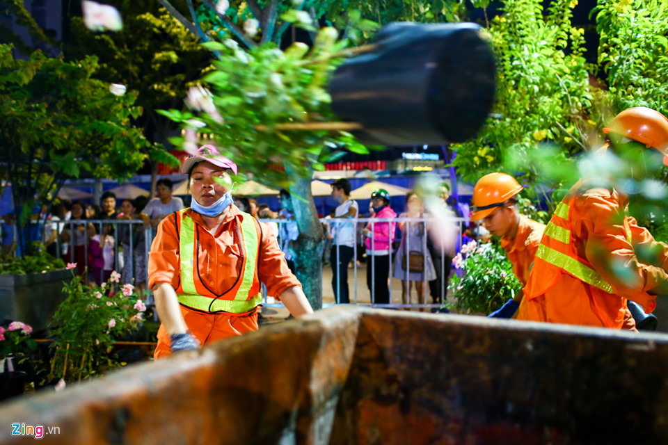 Nhiều người chờ đến khuya để xin hoa đêm bế mạc đường hoa Nguyễn Huệ